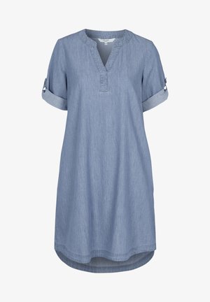 Lichtblauwe denim jurk met een V-hals, opgerolde mouwen met knoopaccenten en een gebogen zoom. Zachte textuur, casual ontwerp.