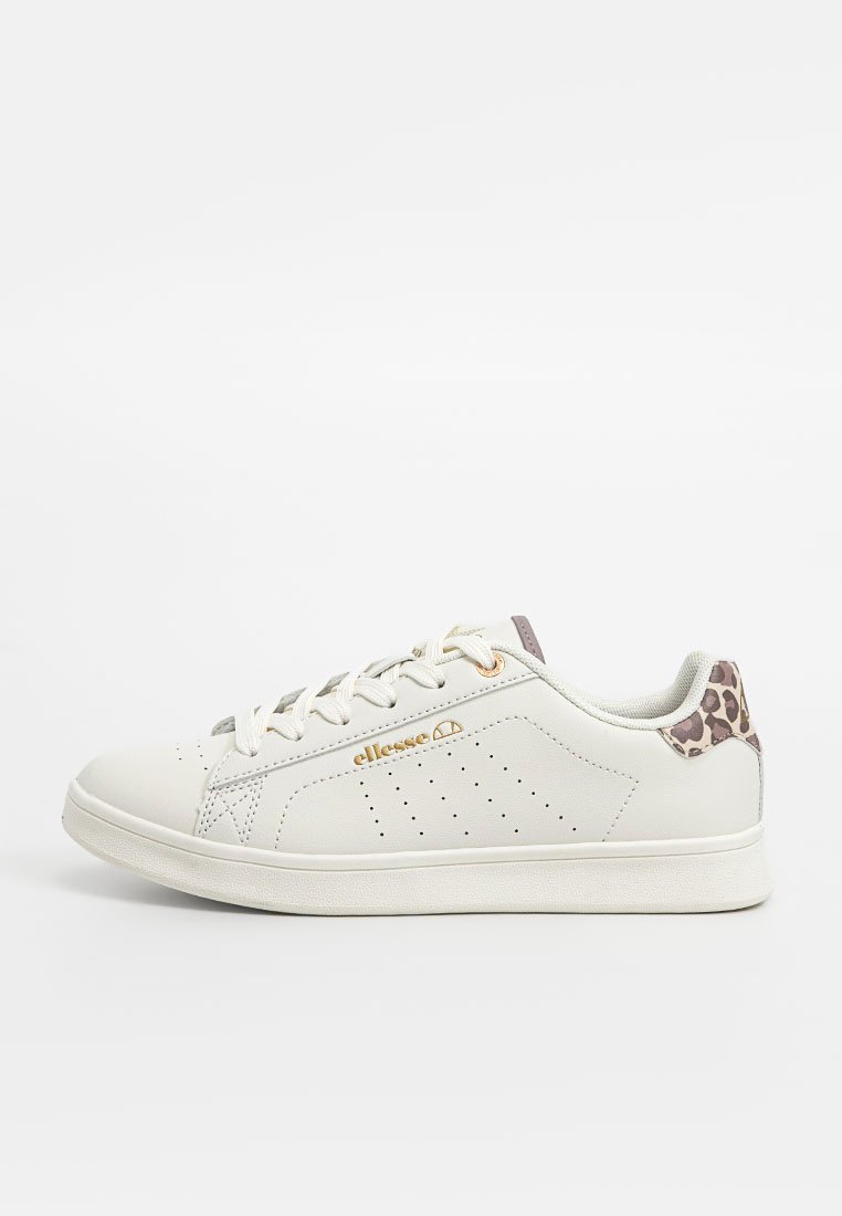 Sneaker sintetiche bianche con texture liscia, caratterizzate da dettagli perforati e un accento in stampa leopardata sul tallone. Logo dorato sul lato.