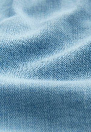 Lichtblau denim stof met een zachte textuur, met een twill geweven patroon en lichte kreukels, die de flexibele val benadrukken.