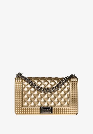 Goldene, gesteppten Handtasche mit einer Kettenriemen, Nietenakzenten, rechteckiger Form und einer metallischen Logoplatte auf der Vorderseite.