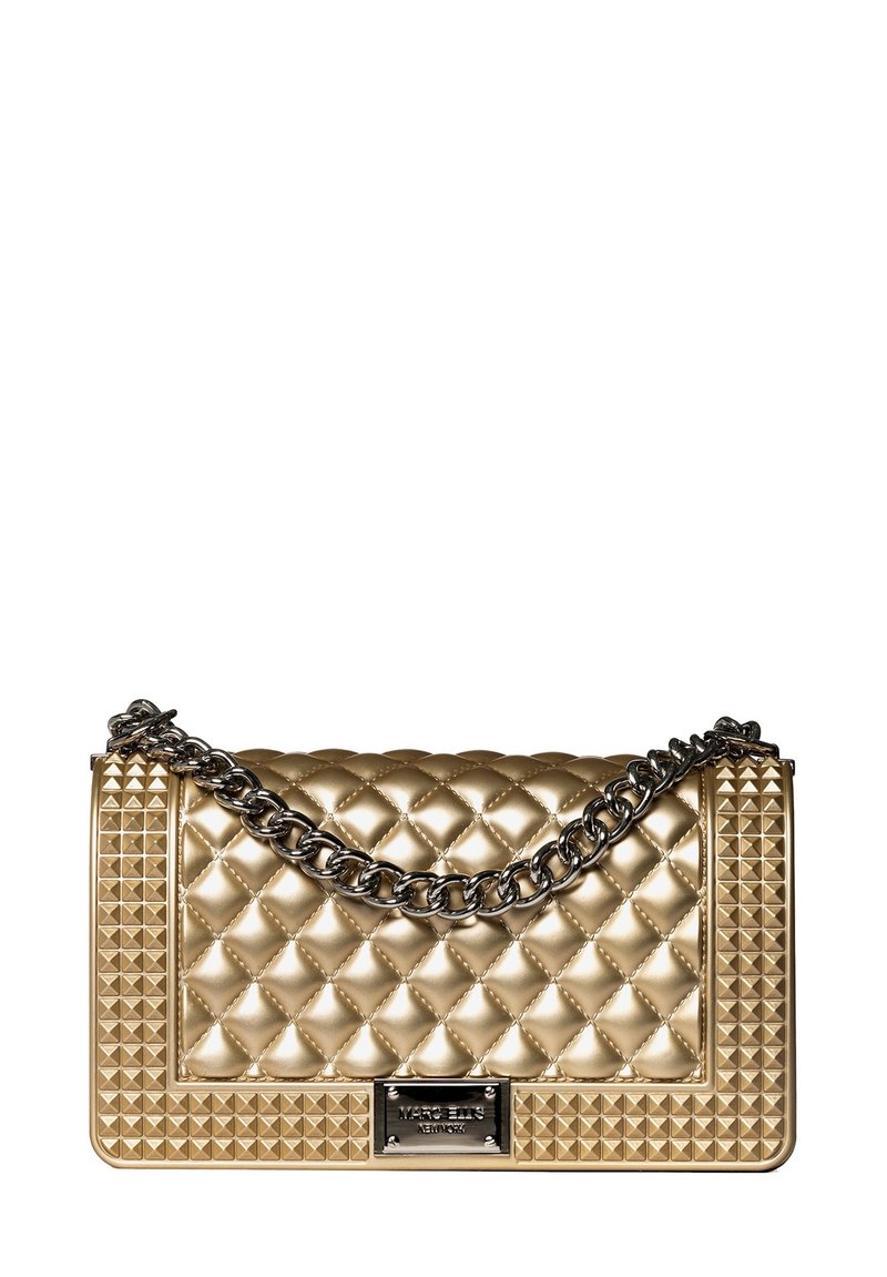 Borsa a tracolla oro trapuntata con catena, con dettagli borchiati, forma rettangolare e una piastra con logo metallico sul davanti.