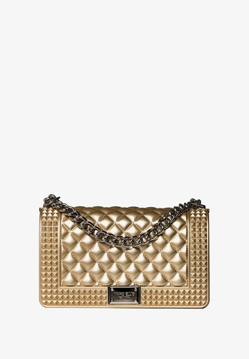 Borsa a tracolla oro trapuntata con catena, con dettagli borchiati, forma rettangolare e una piastra con logo metallico sul davanti.