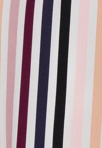 Rayures verticales dans des tons de rose, bordeaux, marine, noir et pêche sur un fond en tissu blanc.