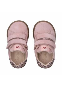 Scarpe in suede rosa con due fasce in velcro, con un accento in stampa leopardata sul tallone e una suola in gomma marrone.