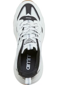 Białe i czarne buty sportowe z siateczki i materiałów syntetycznych, z okrągłym noskiem, sznurowanym zapięciem i wzorzystą podeszwą.