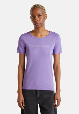 T-shirt viola a maniche corte in cotone, con scollo rotondo e testo ricamato "UNITED COLORS OF BENETTON" sul petto.