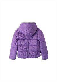 Giacca a vento viola con cappuccio, caratterizzata da sezioni trapuntate e polsini elasticizzati. Realizzata in materiale leggero e lucido con una consistenza morbida.