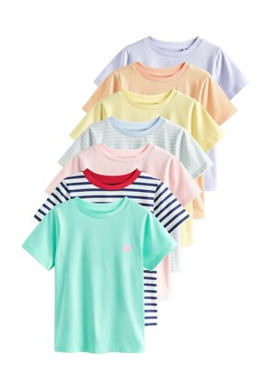 Zeven kinder-T-shirts met korte mouwen in pasteltinten en gestreepte patronen, gerangschikt in een verspringende verticale stapel.