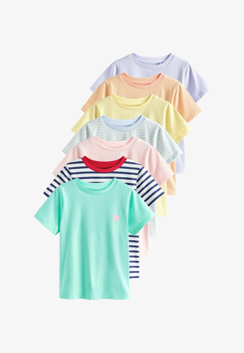 Sept T-shirts pour enfants à manches courtes, en motifs pastel et rayés, disposés en pile verticale décalée.