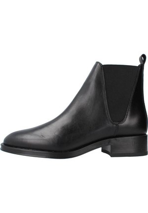 - Ankle boot