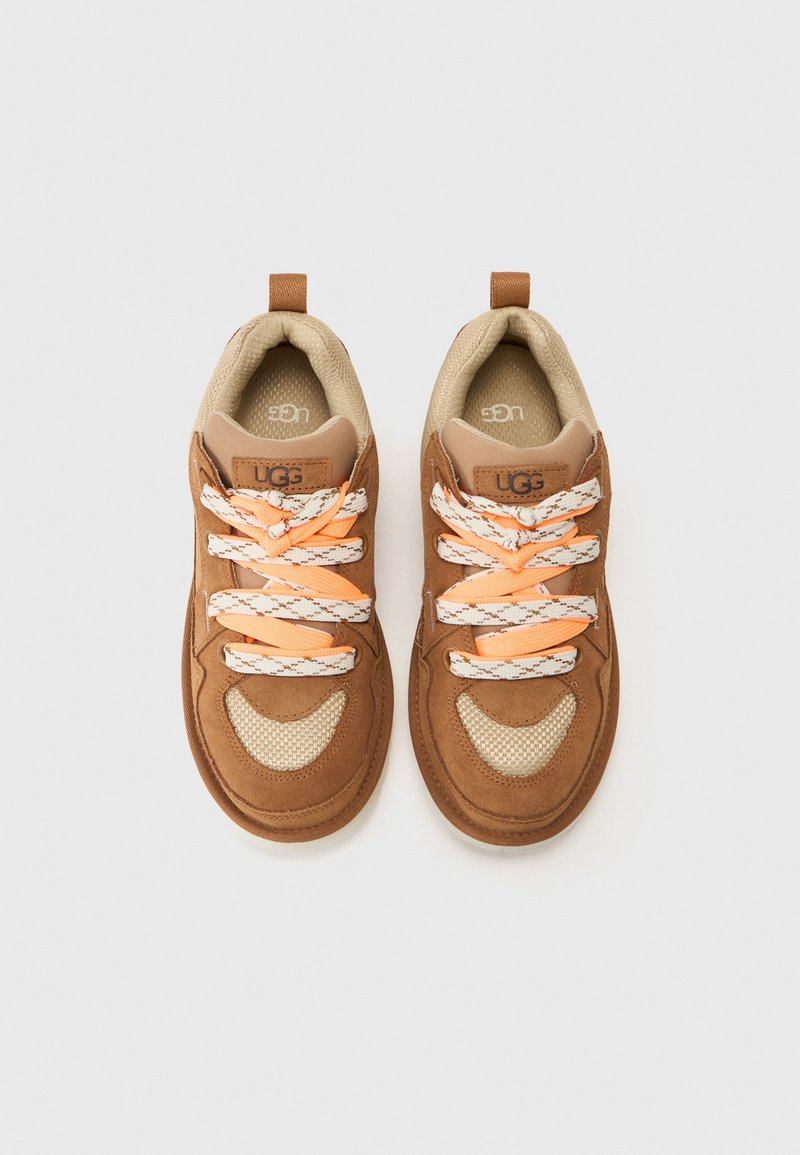 Braune Wildleder- und Mesh-Sneaker mit einem orangefarbenen Akzent an den Schnürsenkeln, runder Zehenform, strukturiertem Obermaterial und Logo auf der Zunge.