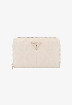 Portefeuille beige clair avec un motif matelassé, doté d'un emblème triangulaire en or, d'une fermeture éclair et d'un matériau à texture lisse.