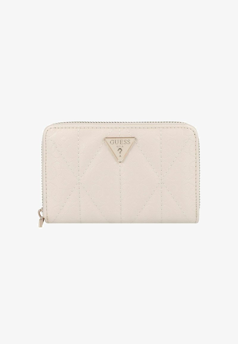 Lichtbeige portemonnee met een gequilt patroon, voorzien van een driehoekig gouden embleem, ritssluiting en een gladde textuur.
