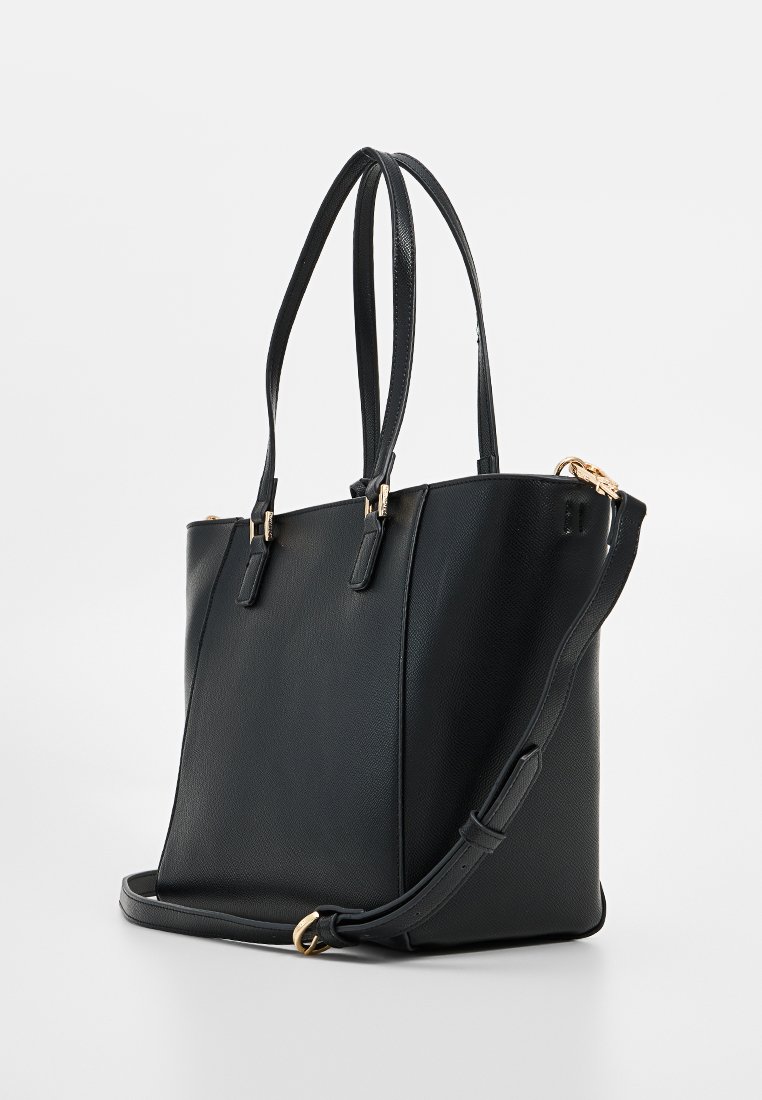 Bolso tote de cuero negro con doble asa y correa de hombro ajustable. Cuenta con una superficie texturizada y acentos de hardware dorado.