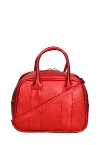 Borsa a mano in pelle rossa con superficie testurizzata, doppio manico superiore e tracolla removibile. Presenta una chiusura con zip e una forma rotonda.