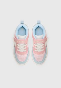 Baskets légères avec un schéma de couleurs rose et bleu. Présentent un cuir rose perforé, un mesh blanc et une bande Velcro pour la fermeture.