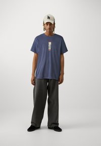 BDG Urban Outfitters KYOTO - Marškinėliai su spaudiniu - navy