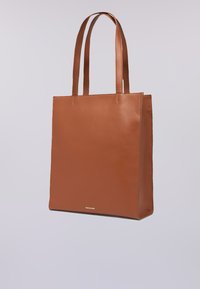 Borsa a tracolla in pelle marrone con design rettangolare elegante, texture liscia e manici lunghi. Branding minimalista nella parte inferiore.