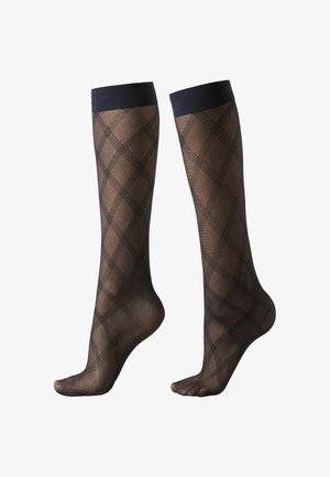Calcetines de rodilla negros con un patrón, fabricados en un material ligero y transparente, que presentan un diseño de cuadros en cruz y una banda oscura sólida en la parte superior.