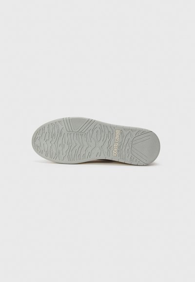 Sola de sapato cinza com padrão de aderência texturizado e a marca "roberto cavalli" no centro, em um fundo branco simples.
