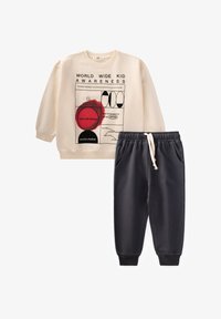 Unselected, offwhite