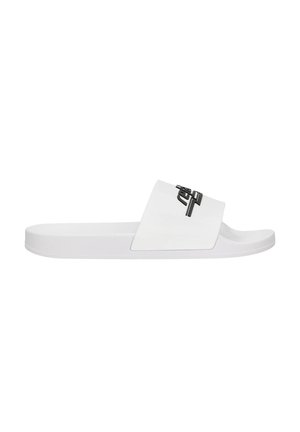 Sandale blanche à glissière avec une large sangle supérieure arborant un logo noir, semelle plate et texture lisse. Design simple et style minimaliste.