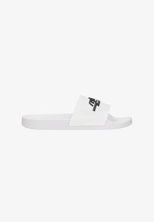 Witte slidesandalen met een brede bovenband met een zwart logo, vlakke zool en een gladde textuur. Eenvoudig ontwerp en minimalistische stijl.