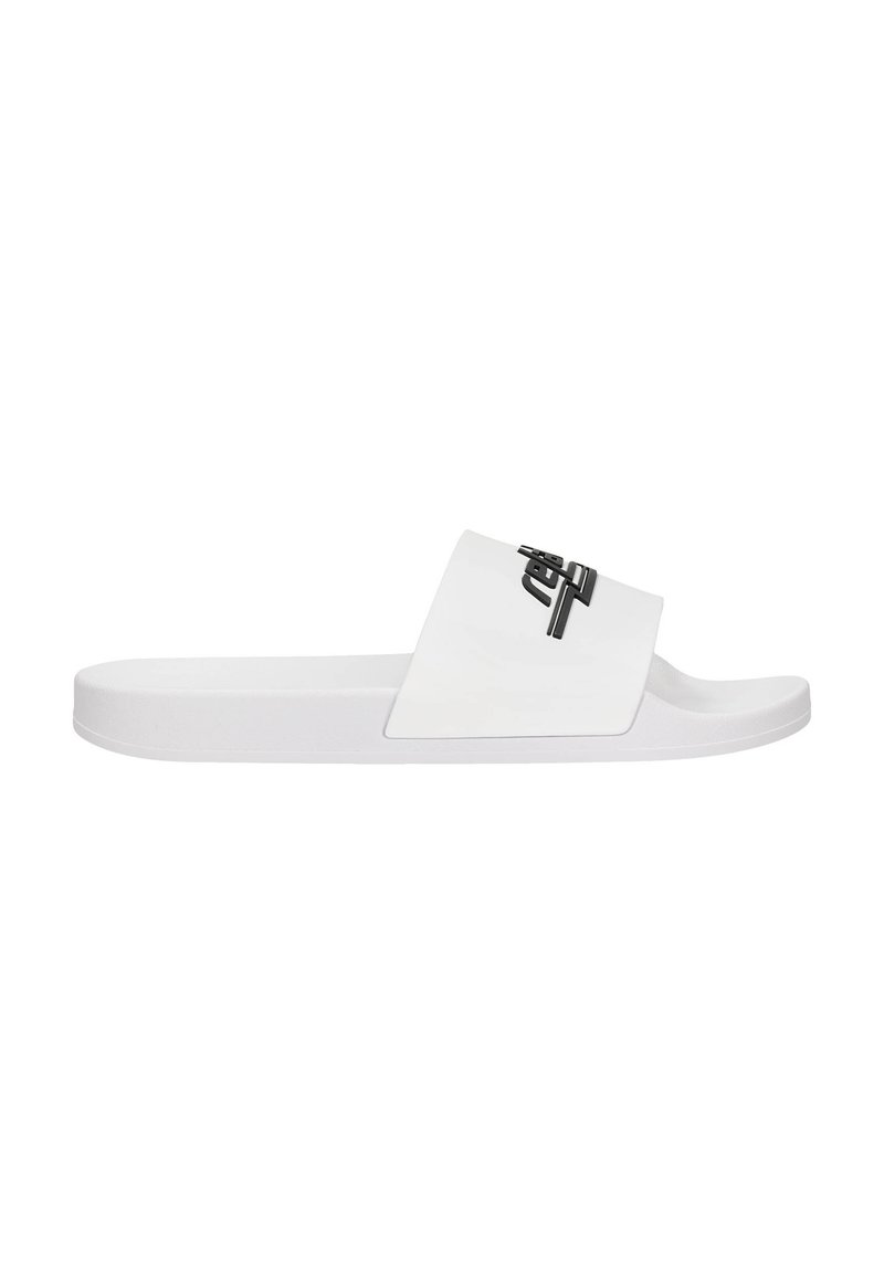 Sandale blanche à glissière avec une large sangle supérieure arborant un logo noir, semelle plate et texture lisse. Design simple et style minimaliste.