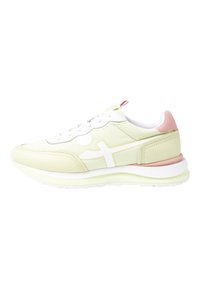 Baskets vert clair avec des accents blancs, un design texturé et un onglet de talon rose. Elles présentent une pointe arrondie et une épaisse semelle blanche.