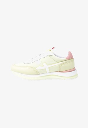 Baskets vert clair avec des accents blancs, un design texturé et un onglet de talon rose. Elles présentent une pointe arrondie et une épaisse semelle blanche.