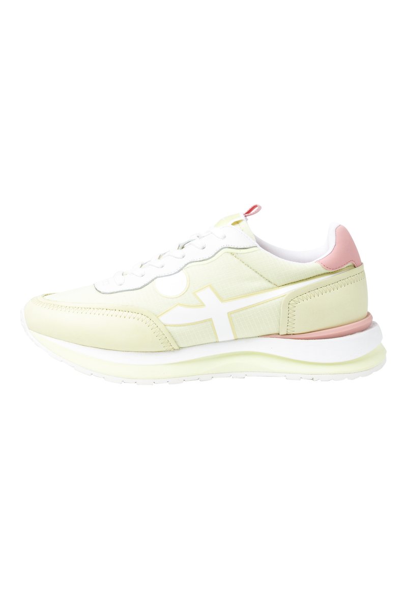 Baskets vert clair avec des accents blancs, un design texturé et un onglet de talon rose. Elles présentent une pointe arrondie et une épaisse semelle blanche.