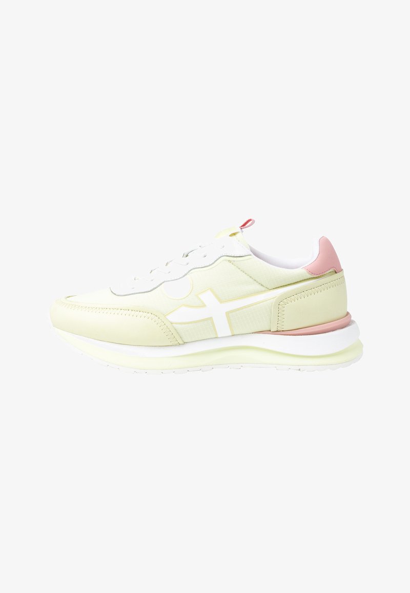 Baskets vert clair avec des accents blancs, un design texturé et un onglet de talon rose. Elles présentent une pointe arrondie et une épaisse semelle blanche.