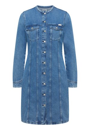 Niebieska sukienka z długim rękawem z denimu, zapinana z przodu na guziki, z dwoma kieszeniami na piersi oraz przeszyciami wzdłuż długości.
