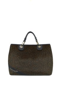 Borsa a tracolla con stampa leopardata e dettagli in pelle nera, forma strutturata, due manici superiori e accessori in metallo con un logo sul lato.