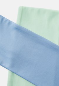 Twee stukjes stof: één lichtblauw en één zachtgroen. Beide hebben een gladde textuur en zijn netjes neergelegd met een lichte overlap.