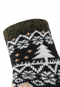 Calzino nero lavorato a maglia con un polsino accentato in oro, caratterizzato da un motivo invernale di alberi e stelle in bianco e beige. Texture morbida.