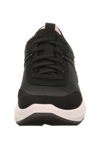 Scarpa sportiva nera con tomaia in tessuto testurizzato, soletta ammortizzata e chiusura con lacci. Design minimalista, accentato da un tocco di rosa nella zona della linguetta.