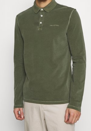 Langærmet polo skjorte i olivengrøn, lavet af blødt bomuld. Har en krave, fire knapper i åbningen og lille broderi af logoet på brystet.