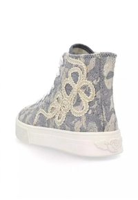 Sneakers alte in tessuto grigio testurizzato con ricami floreali color crema e lacci bianchi, dotate di una suola in gomma bianca e forma della punta rotonda.