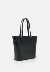 Sac fourre-tout en simili cuir noir embossé crocodile avec double poignées, forme rectangulaire, finition brillante et design minimaliste.