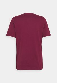 adidas Originals ESSENTIAL TEE UNISEX - Pamata T-krekls - victory crimson
