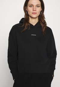 Calvin Klein Jeans MICRO BRANDING  - Jersey con capucha - black