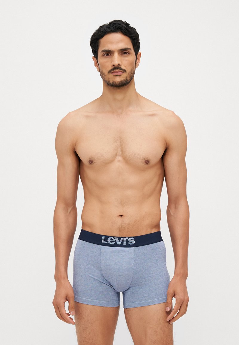 Boxer-briefs pour hommes Levi's en tissu bleu clair, avec une ceinture élastique bleu foncé portant le nom de la marque imprimé en blanc.