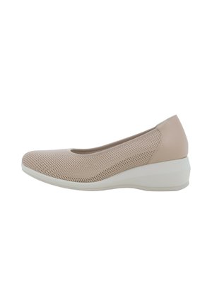 Scarpa con zeppa beige da donna con tessuto superiore traforato e tacco liscio, suola bianca e punta arrotondata.