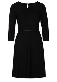 Vestido negro con mangas largas, tejido texturizado, escote redondo, detalle fruncido en la parte delantera y un cinturón negro delgado en la cintura.