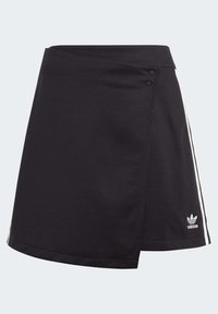 Gonna sportiva nera con design avvolgente, strisce laterali bianche e due bottoni neri in vita. Presenta il logo Adidas in bianco.