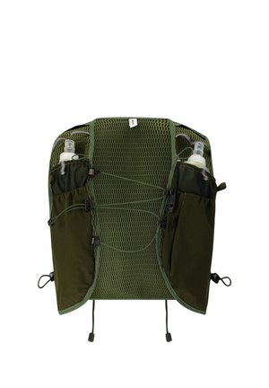 Groen mesh en stoffen rugpaneel van rugzak met zijzakken waarin twee transparante sprayflessen zitten, en verstelbare trekkoorden en clips.