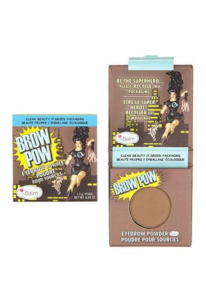 Emballage de poudre à sourcils Brow Pow avec une superhéroïne style bande dessinée et des messages promouvant la beauté propre et un emballage recyclable en anglais et en français.