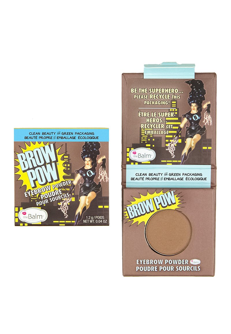 Emballage de poudre à sourcils Brow Pow avec une superhéroïne style bande dessinée et des messages promouvant la beauté propre et un emballage recyclable en anglais et en français.