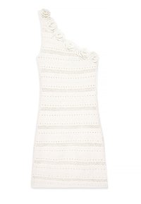 Robe en tricot blanche avec un design asymétrique à une épaule, des rayures texturées et des accents floraux au niveau du col.